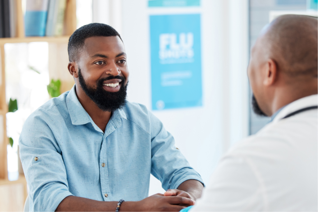 Homem sorrindo em consulta